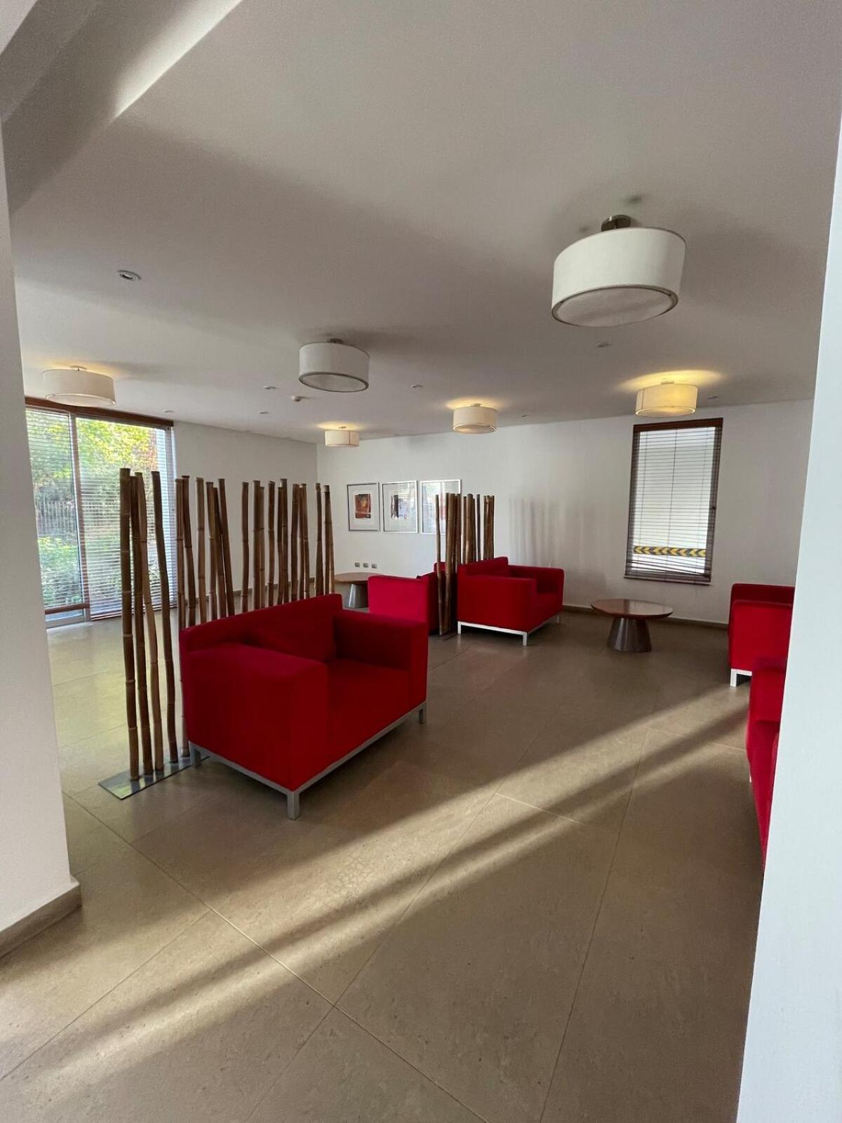 2d2b Con Estacionamiento, Metro Manquehue Apartamento Santiago
