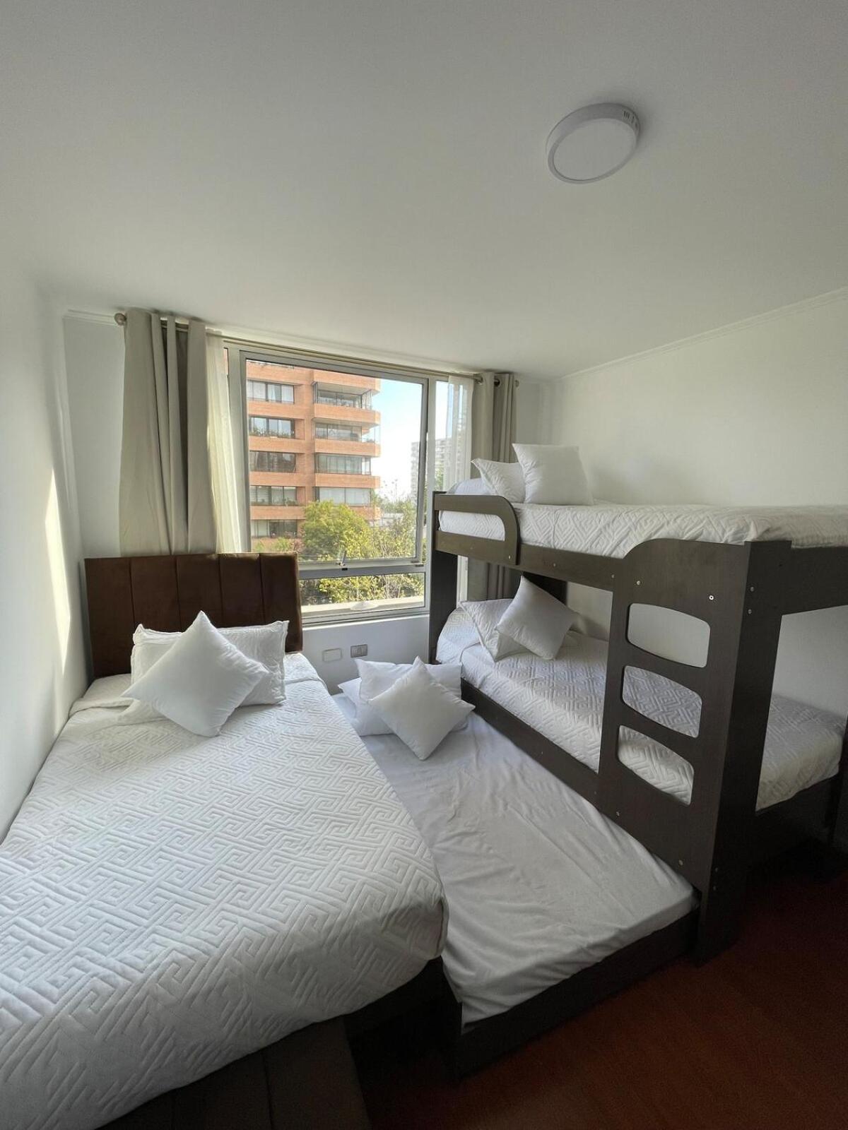 Apartamento 2d2b Con Estacionamiento, Metro Manquehue Santiago