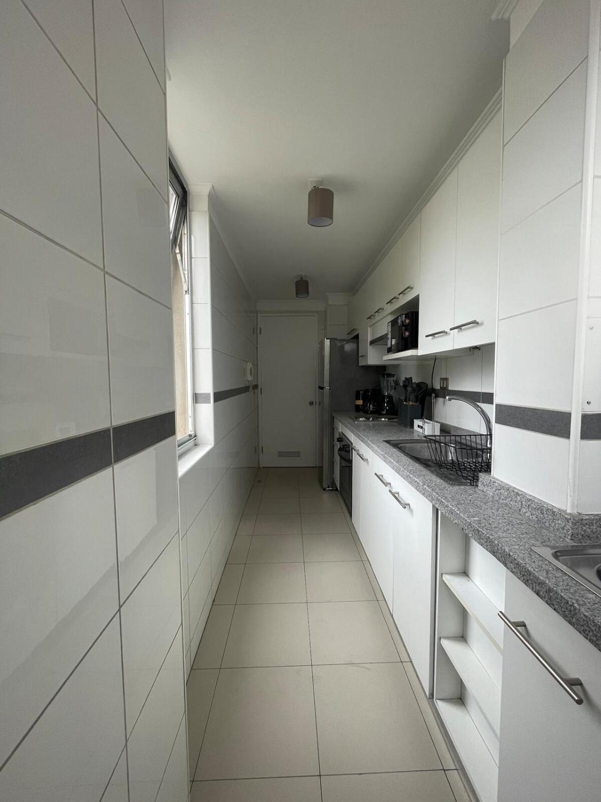 Apartamento 2d2b Con Estacionamiento, Metro Manquehue Santiago