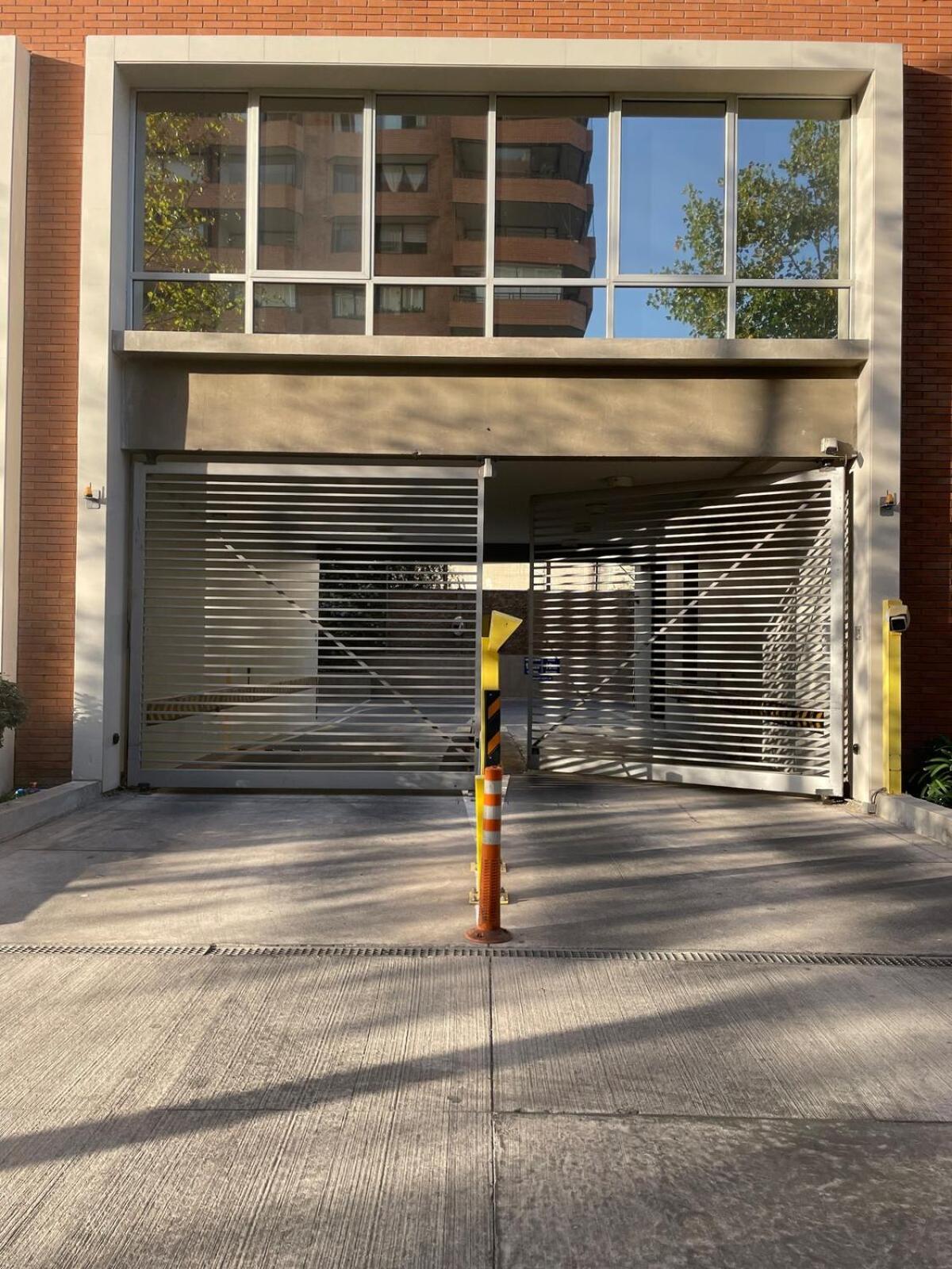 Apartamento 2d2b Con Estacionamiento, Metro Manquehue